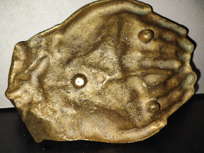 A5- Pieza De Bronce: Jabonera Grande Representación De Manos Juntas Y Uvas - 60'S - 70'S