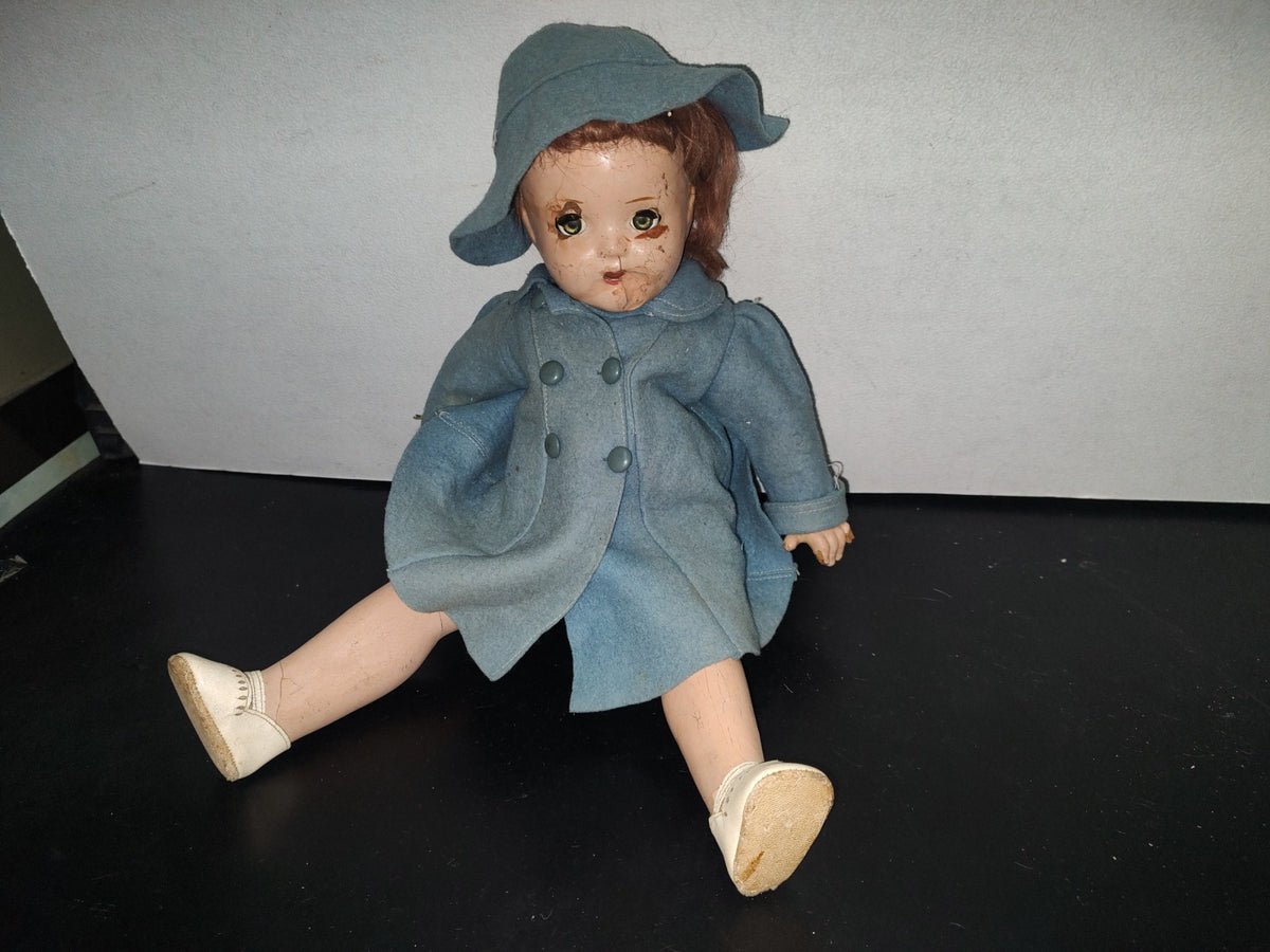 A1- Antigua Muñeca Articulada Con Gorro Y Gabardina Color Turquesa - 40'S - 50'S