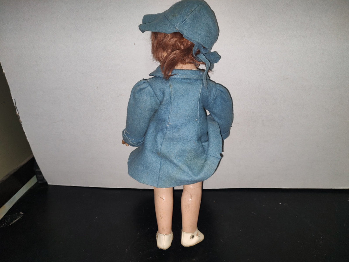 A1- Antigua Muñeca Articulada Con Gorro Y Gabardina Color Turquesa - 40'S - 50'S