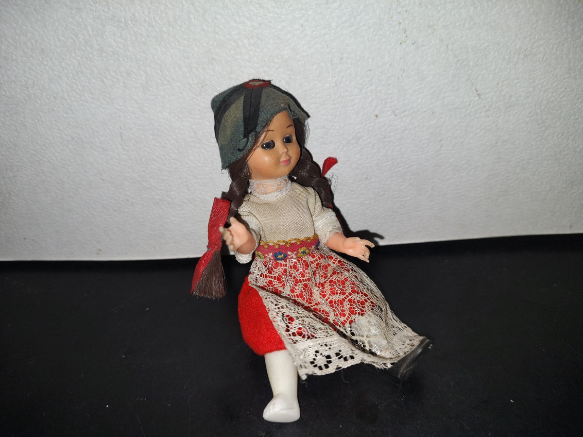 A3- Muñeca De Trenzas Vintage. Con Vestido Y Gorro. Ojos Movibles - 70'S