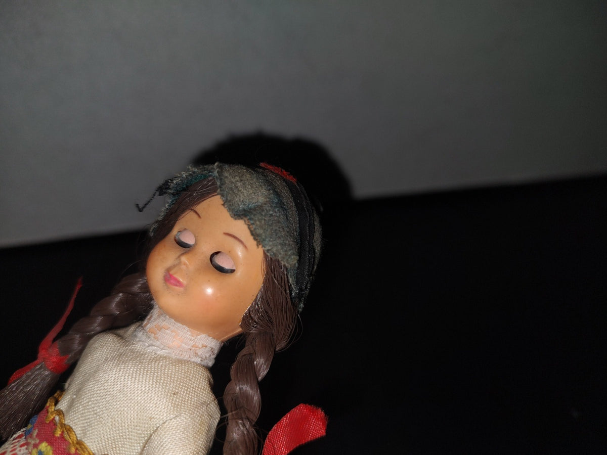 A3- Muñeca De Trenzas Vintage. Con Vestido Y Gorro. Ojos Movibles - 70'S