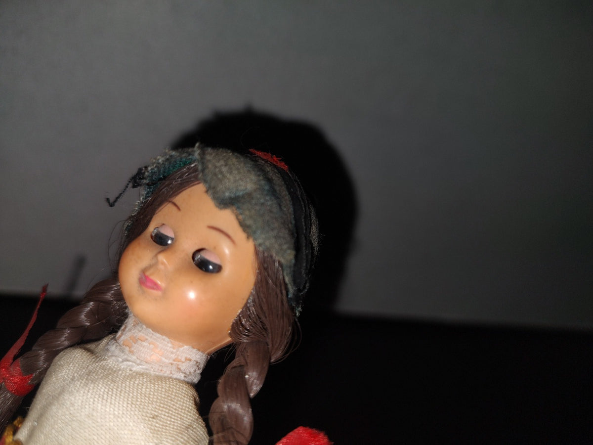 A3- Muñeca De Trenzas Vintage. Con Vestido Y Gorro. Ojos Movibles - 70'S
