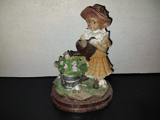 A5- Figura Vintage De Resina. Niña Con Vestido Beige Y Sombrero Regando Maceta - 80'S