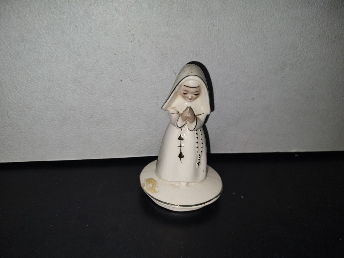 A3- Pieza De Cerámica Esmaltada. Monja Vestida De Blanco Rezando - 80'S - 90'S