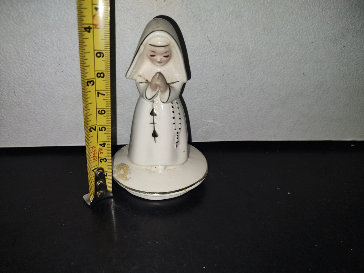 A3- Pieza De Cerámica Esmaltada. Monja Vestida De Blanco Rezando - 80'S - 90'S