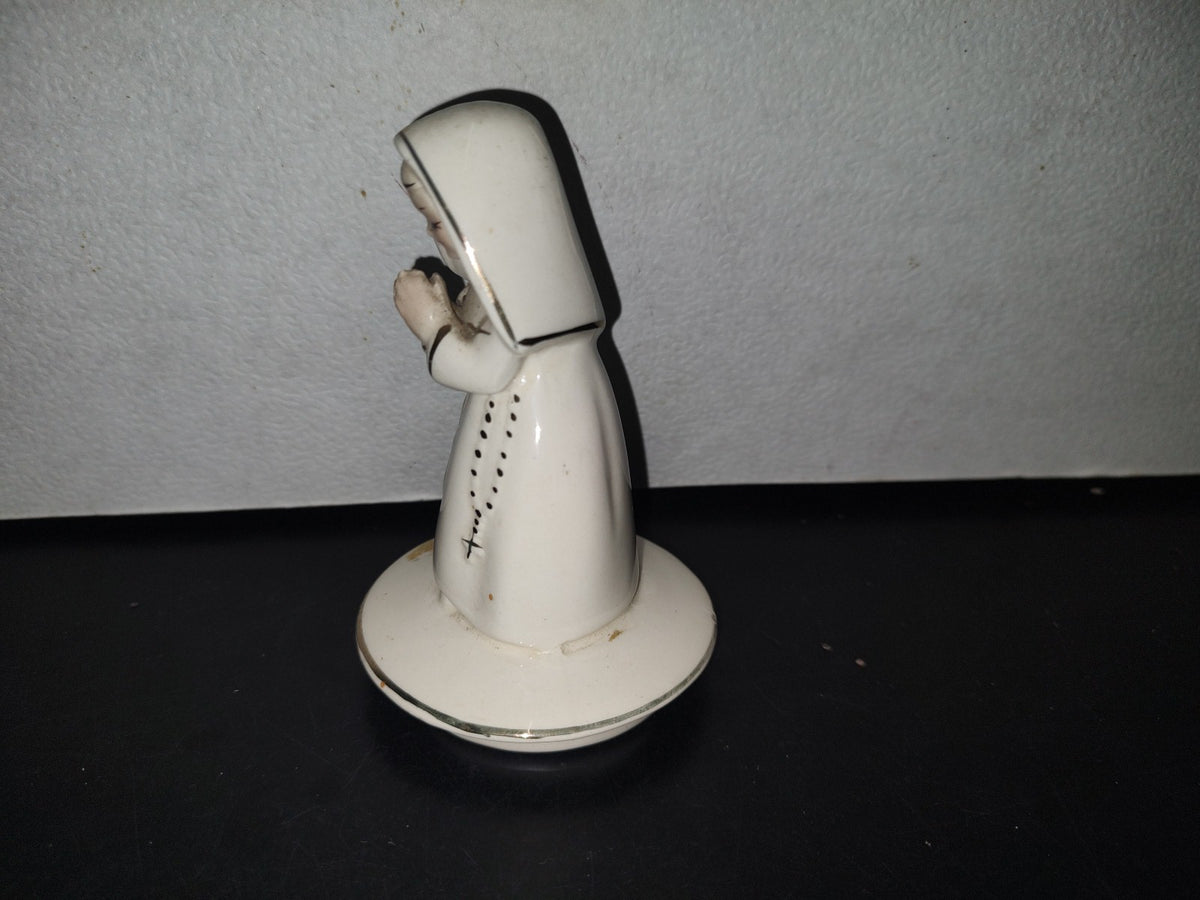 A3- Pieza De Cerámica Esmaltada. Monja Vestida De Blanco Rezando - 80'S - 90'S