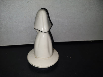 A3- Pieza De Cerámica Esmaltada. Monja Vestida De Blanco Rezando - 80'S - 90'S