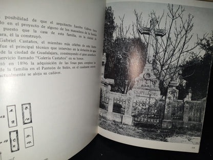 75- El Panteón Romántico De Guadalajara - Víctor Manuel Villegas - Primera Edición, 1969, Ayuntamiento De Guadalajara