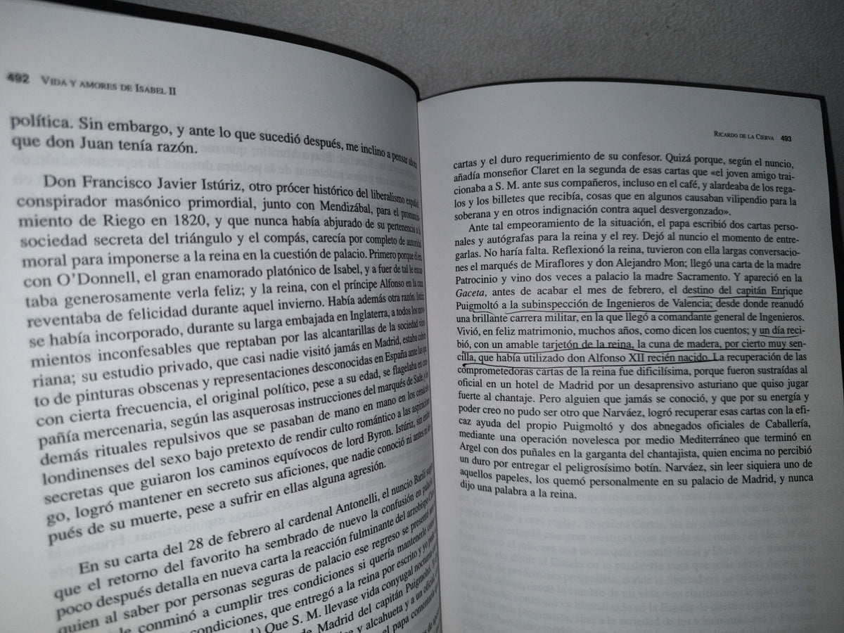 78- Vida Y Amores De Isabel II (El Triángulo) - Ricardo De La Cierva - Primera Edición 1999