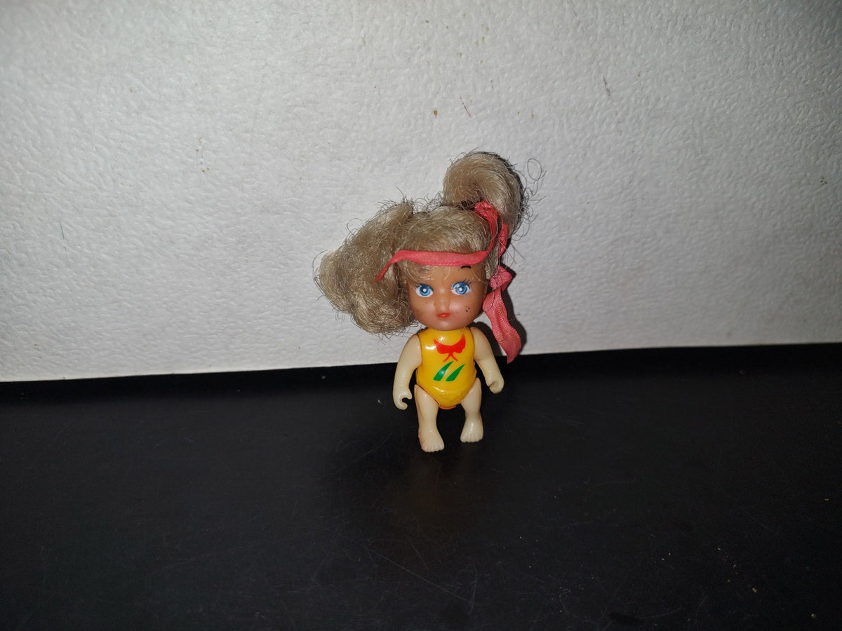 A3- Niña De Juguete En Traje De Baño Amarillo - 90'S