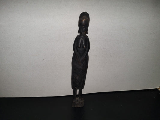 A3- Escultura Africana De Kenia De Madera Tallada A Mano. Mujer De Pie Con Brazos Al Frente. 80'S
