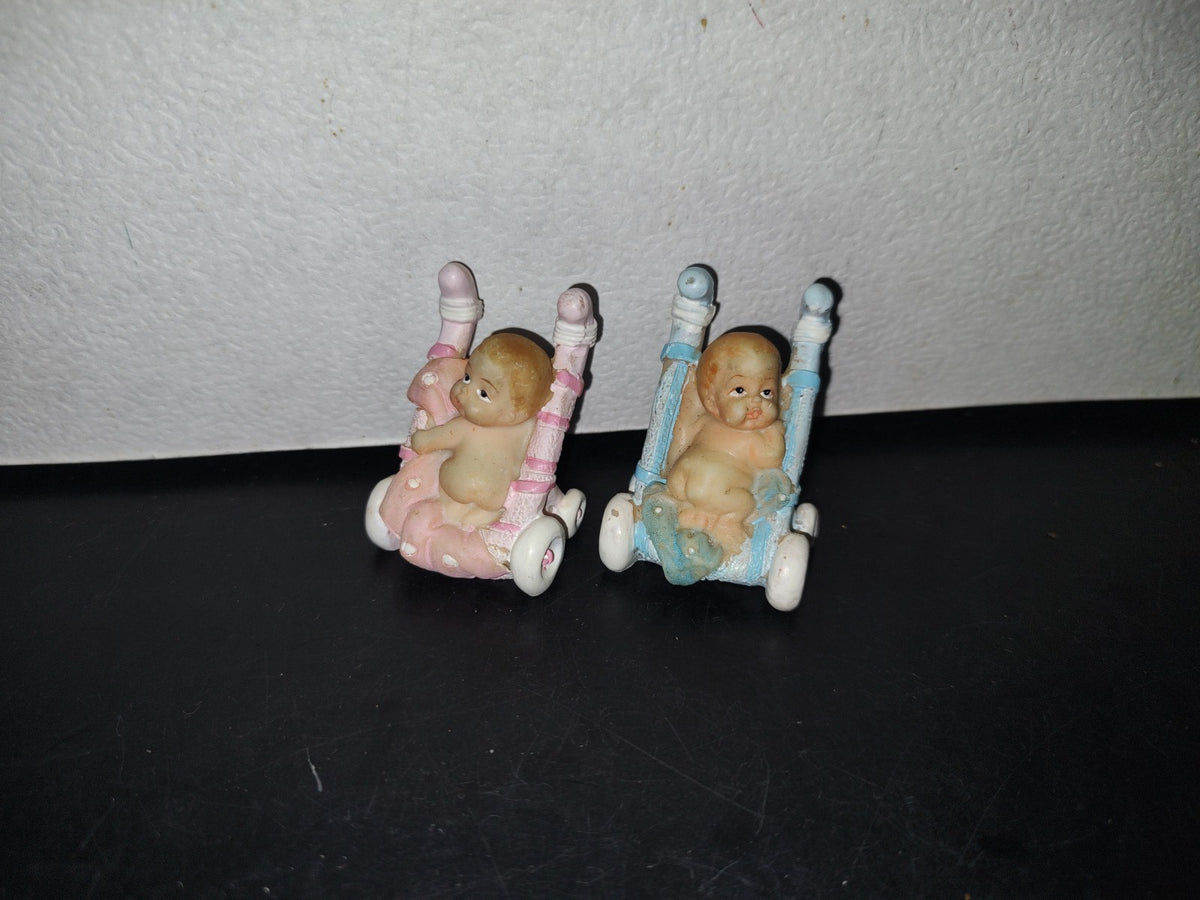 A3- Juego De 2 Piezas De Resina. Bebés En Carriola - 90'S