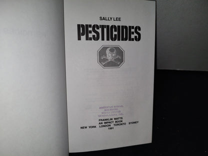 59- Pesticidas / Pesticides - Sally Lee