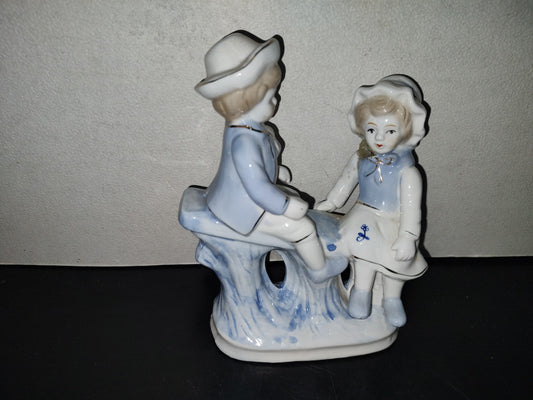 A6- Pieza De Porcelana Esmaltada: Niños Con Sombreros Sentados Sobre Tronco - 80's