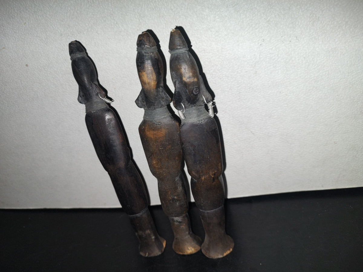 A3- Piezas De Madera Africanas Talladas A Mano. Juego De 3 Aborígenes De Pie. Del País De Kenia 80'S