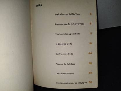 54- Los Clásicos De La Literatura. 3 Versiones Para Estudiantes. El Mundo Antiguo. India. El Bágavad Guita Y Otros Textos - CONAFE / SEP - Primera Publicación 1978