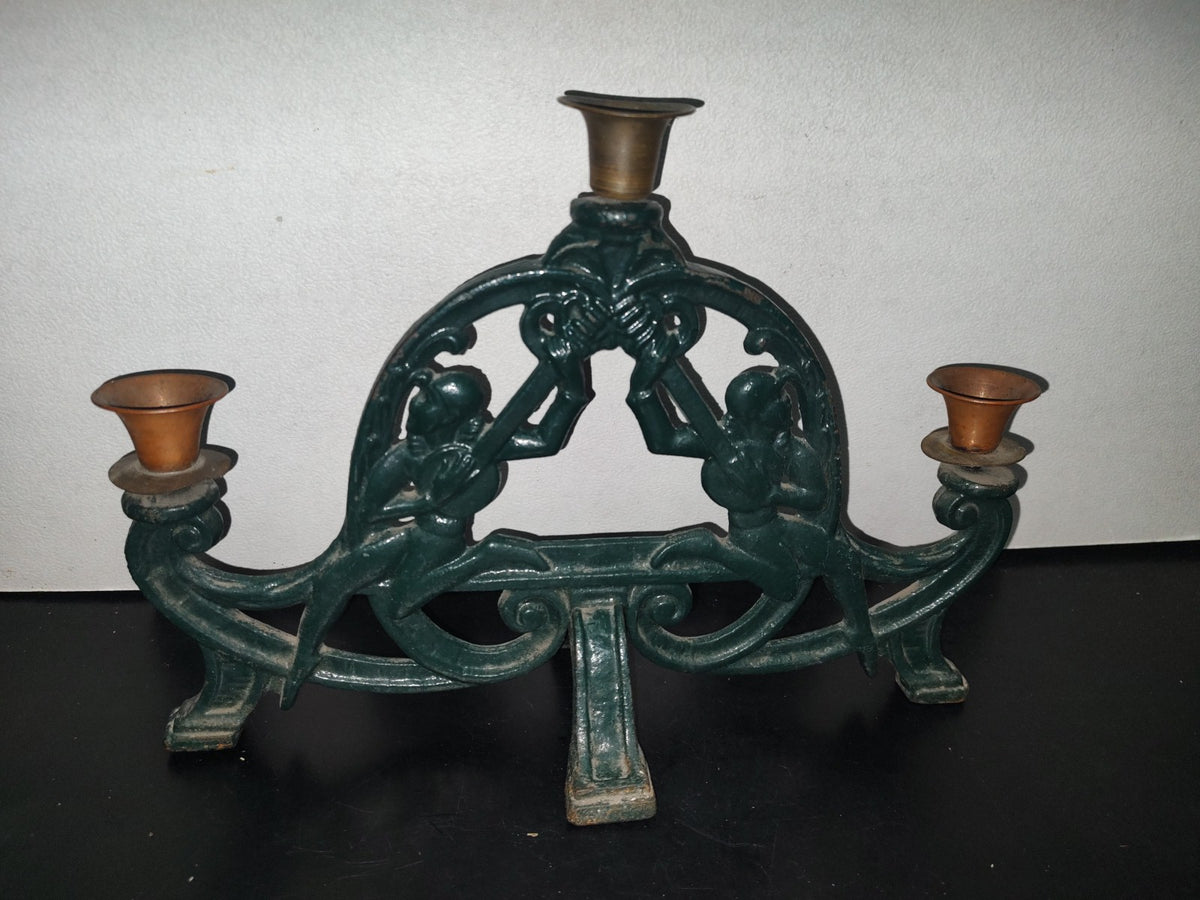 A3- Candelero Antiguo De Acero Macizo. Juglares Tocando Instrumento Musical - 60'S - 70'S