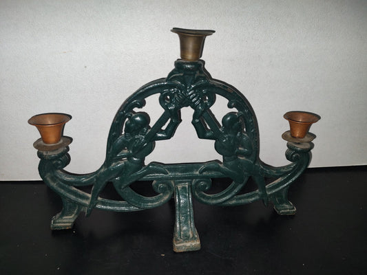 A3- Candelero Antiguo De Acero Macizo. Juglares Tocando Instrumento Musical - 60'S - 70'S