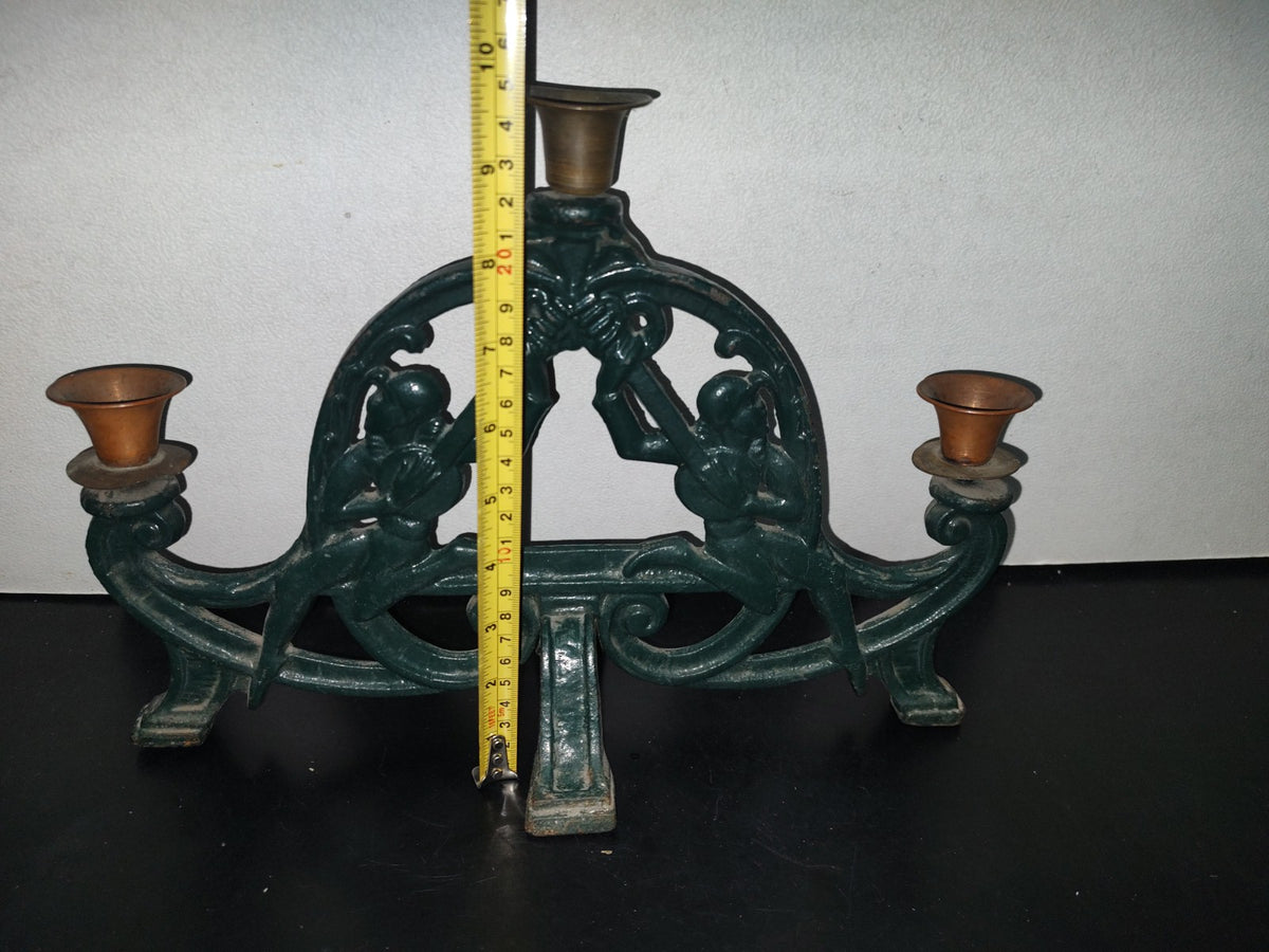 A3- Candelero Antiguo De Acero Macizo. Juglares Tocando Instrumento Musical - 60'S - 70'S