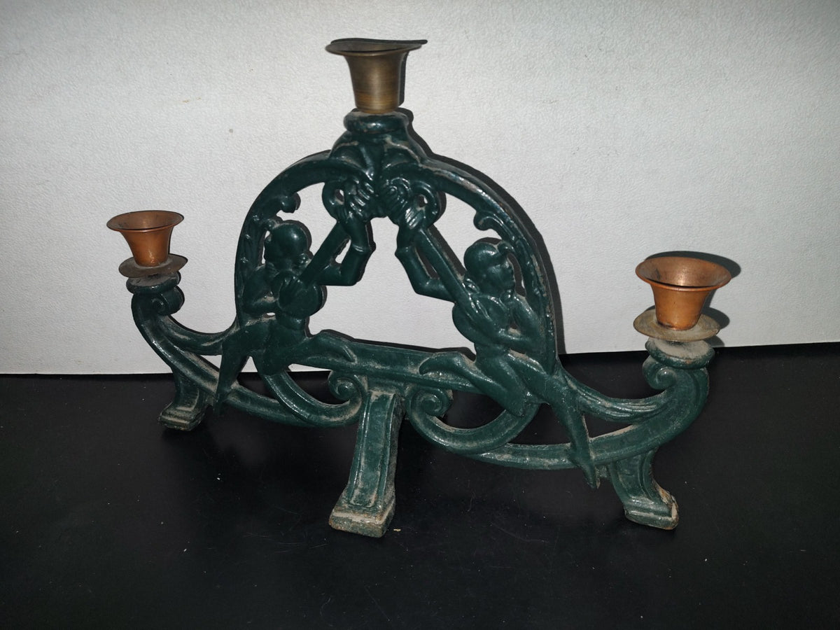 A3- Candelero Antiguo De Acero Macizo. Juglares Tocando Instrumento Musical - 60'S - 70'S