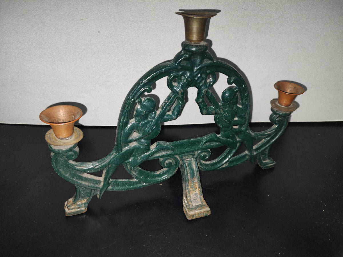 A3- Candelero Antiguo De Acero Macizo. Juglares Tocando Instrumento Musical - 60'S - 70'S