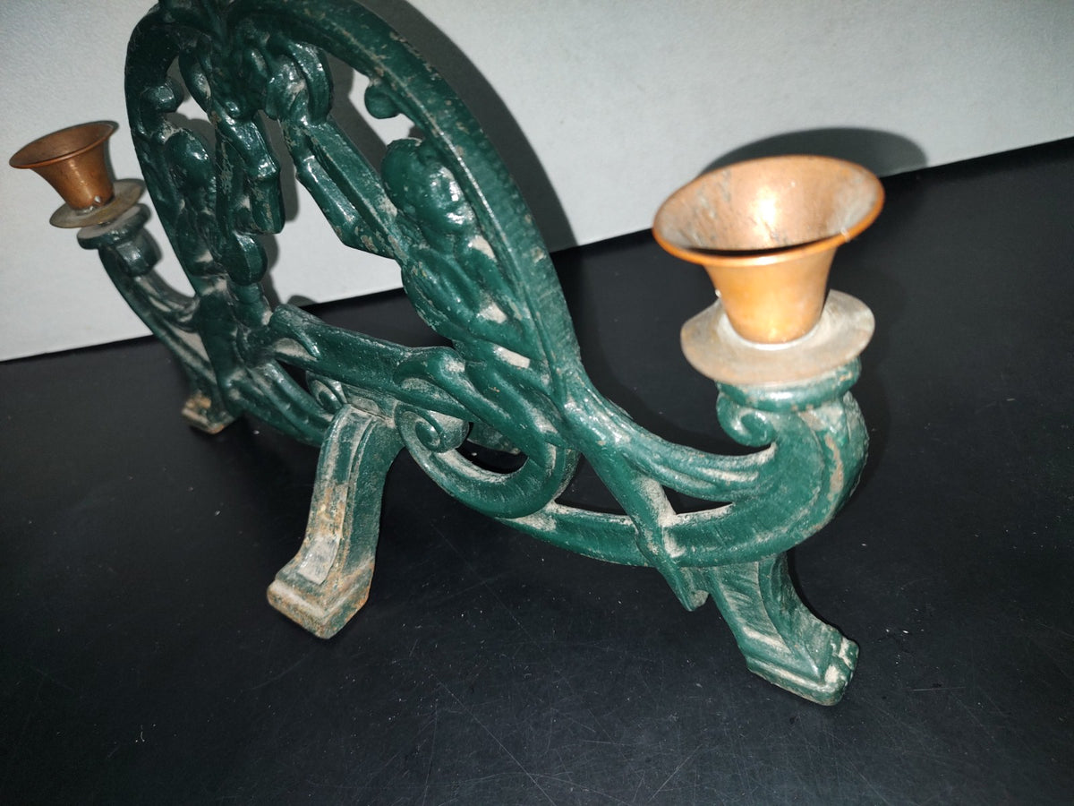 A3- Candelero Antiguo De Acero Macizo. Juglares Tocando Instrumento Musical - 60'S - 70'S