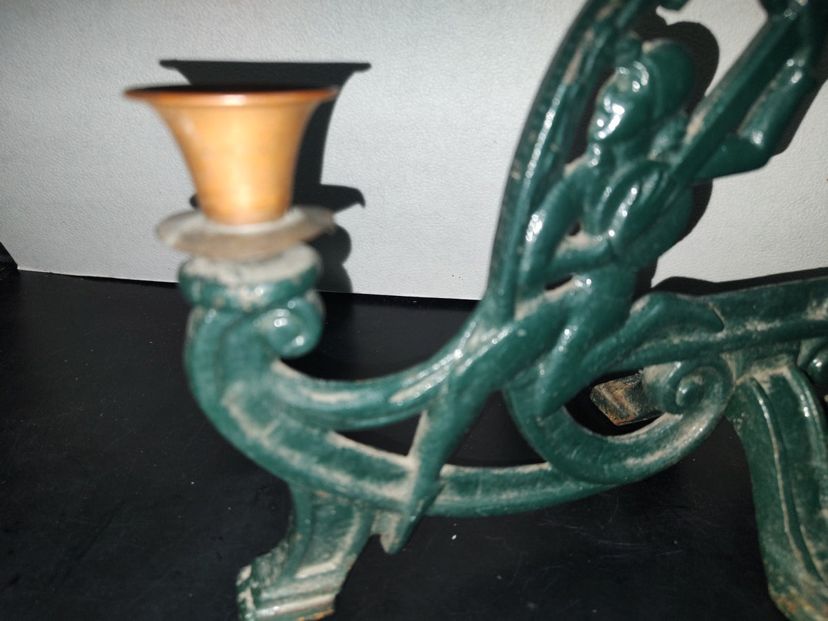 A3- Candelero Antiguo De Acero Macizo. Juglares Tocando Instrumento Musical - 60'S - 70'S