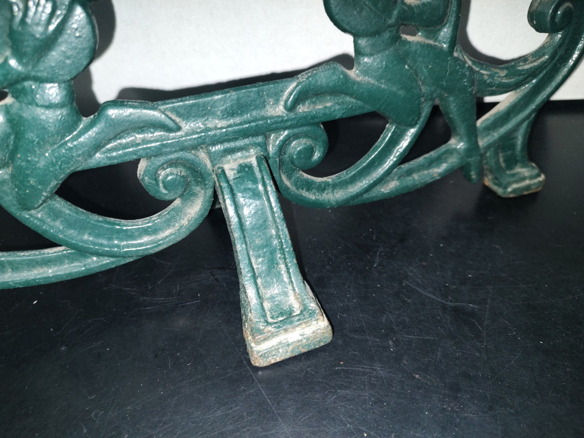 A3- Candelero Antiguo De Acero Macizo. Juglares Tocando Instrumento Musical - 60'S - 70'S