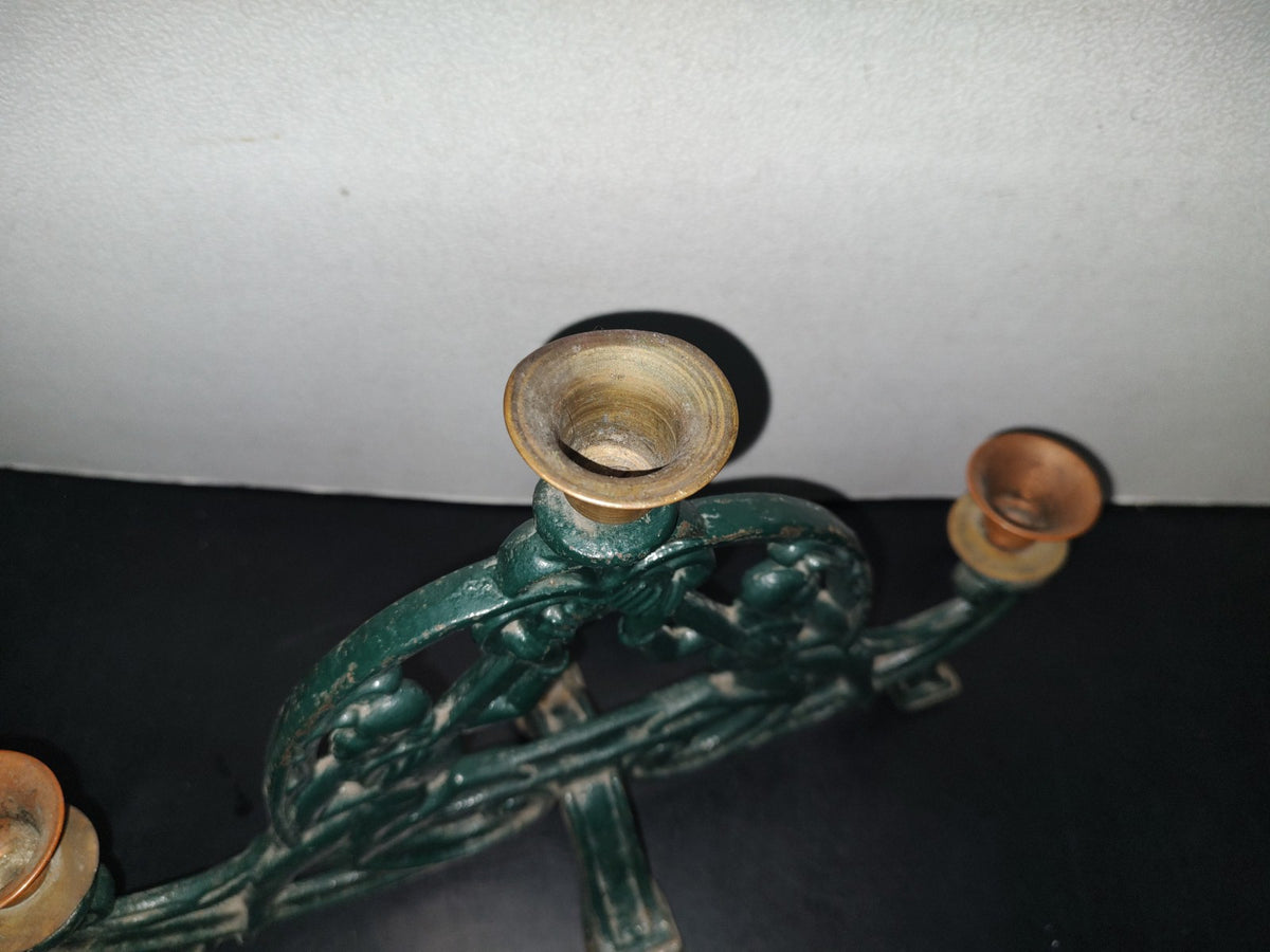 A3- Candelero Antiguo De Acero Macizo. Juglares Tocando Instrumento Musical - 60'S - 70'S