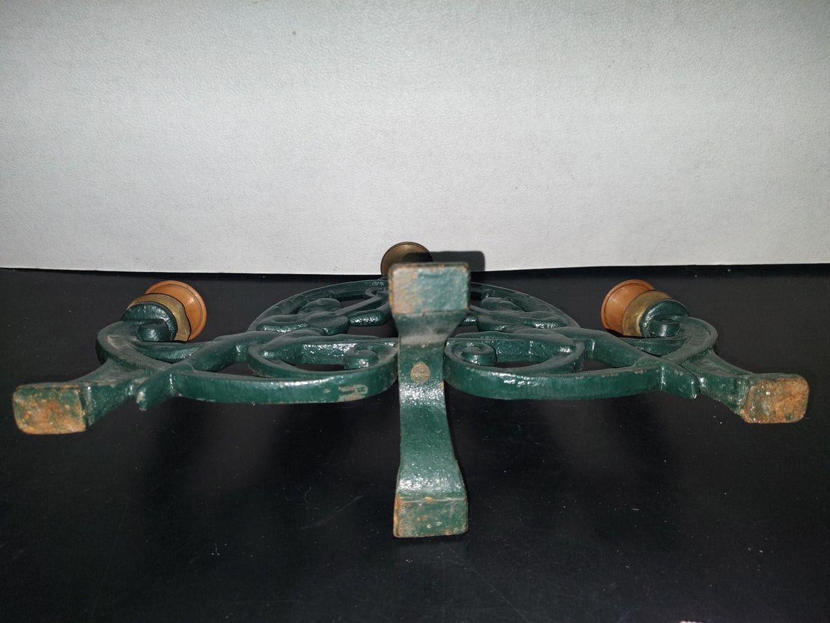 A3- Candelero Antiguo De Acero Macizo. Juglares Tocando Instrumento Musical - 60'S - 70'S