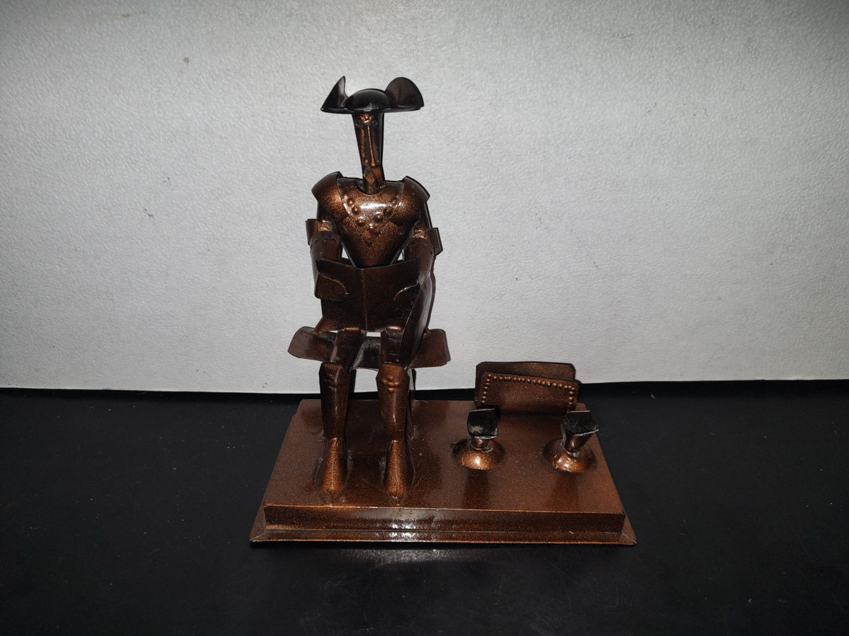 A3- Escultura En Lámina Portabolígrafos: Don Quijote De La Mancha Sentado Leyendo Un Libro - 80'S