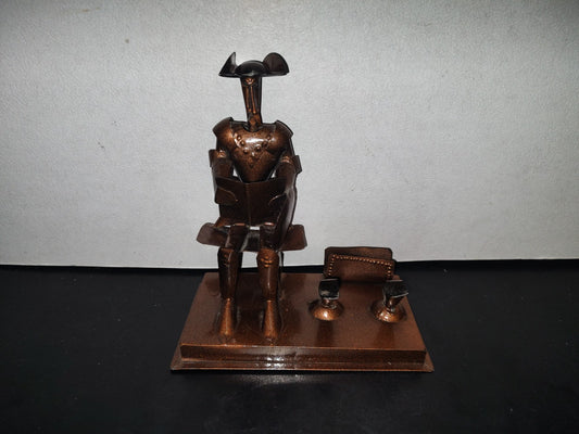 A3- Escultura En Lámina Portabolígrafos: Don Quijote De La Mancha Sentado Leyendo Un Libro - 80'S
