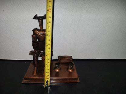 A3- Escultura En Lámina Portabolígrafos: Don Quijote De La Mancha Sentado Leyendo Un Libro - 80'S