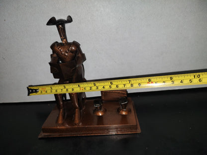 A3- Escultura En Lámina Portabolígrafos: Don Quijote De La Mancha Sentado Leyendo Un Libro - 80'S