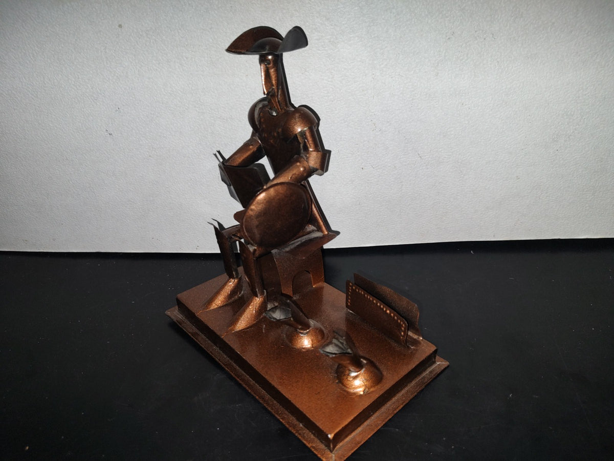 A3- Escultura En Lámina Portabolígrafos: Don Quijote De La Mancha Sentado Leyendo Un Libro - 80'S