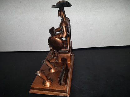 A3- Escultura En Lámina Portabolígrafos: Don Quijote De La Mancha Sentado Leyendo Un Libro - 80'S