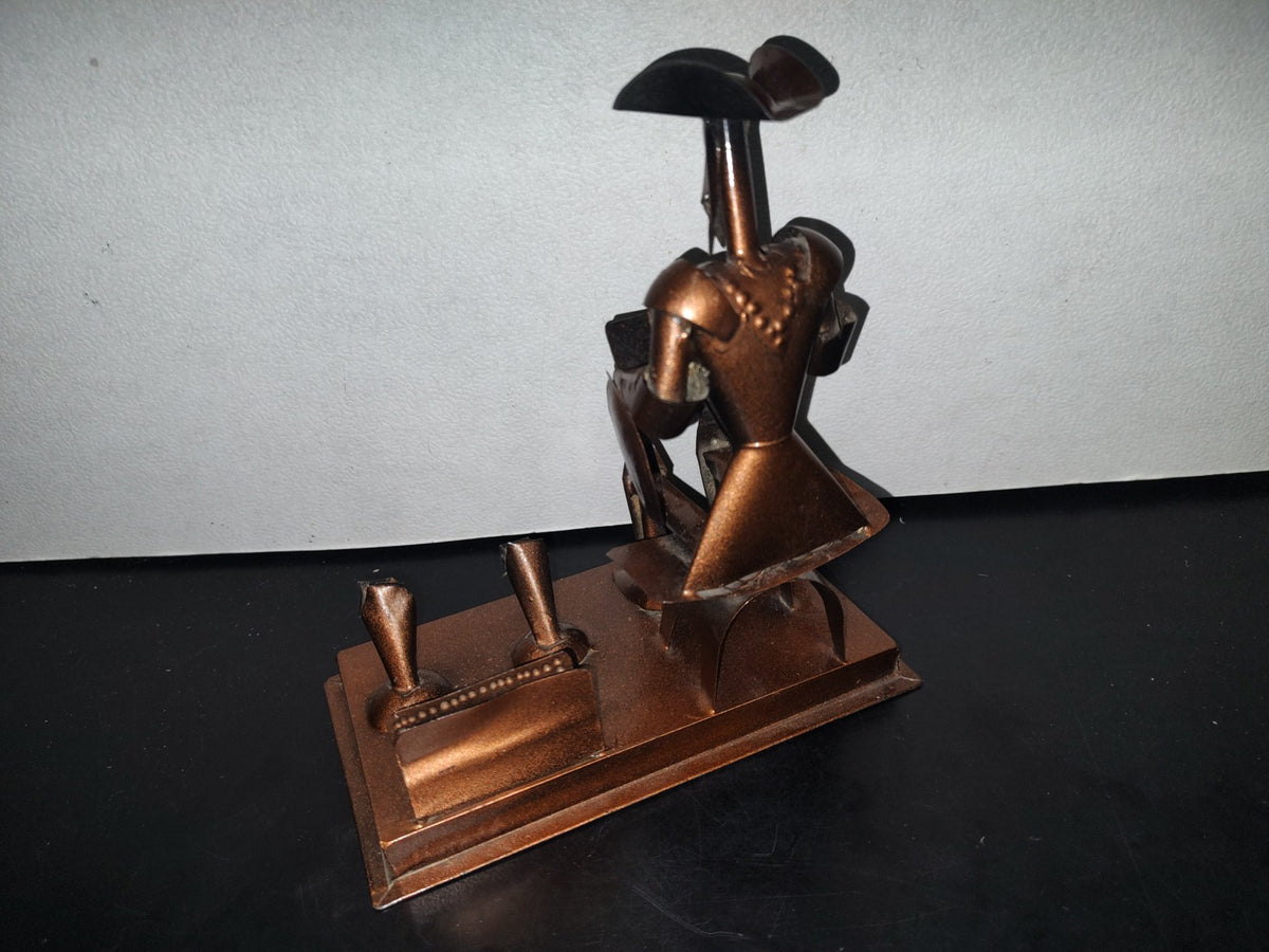 A3- Escultura En Lámina Portabolígrafos: Don Quijote De La Mancha Sentado Leyendo Un Libro - 80'S