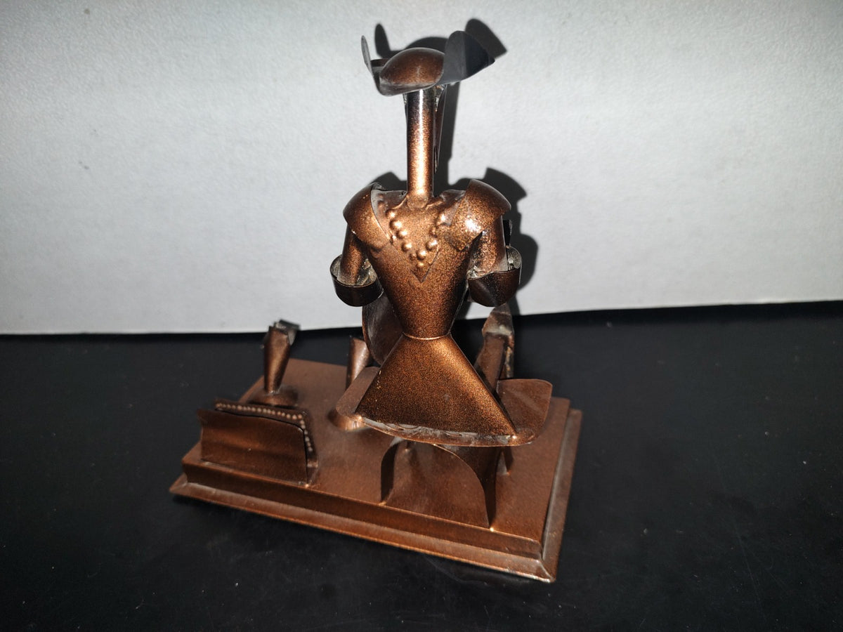 A3- Escultura En Lámina Portabolígrafos: Don Quijote De La Mancha Sentado Leyendo Un Libro - 80'S
