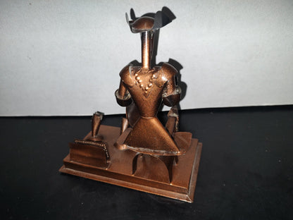 A3- Escultura En Lámina Portabolígrafos: Don Quijote De La Mancha Sentado Leyendo Un Libro - 80'S