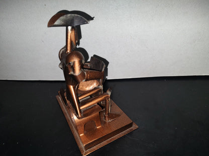 A3- Escultura En Lámina Portabolígrafos: Don Quijote De La Mancha Sentado Leyendo Un Libro - 80'S