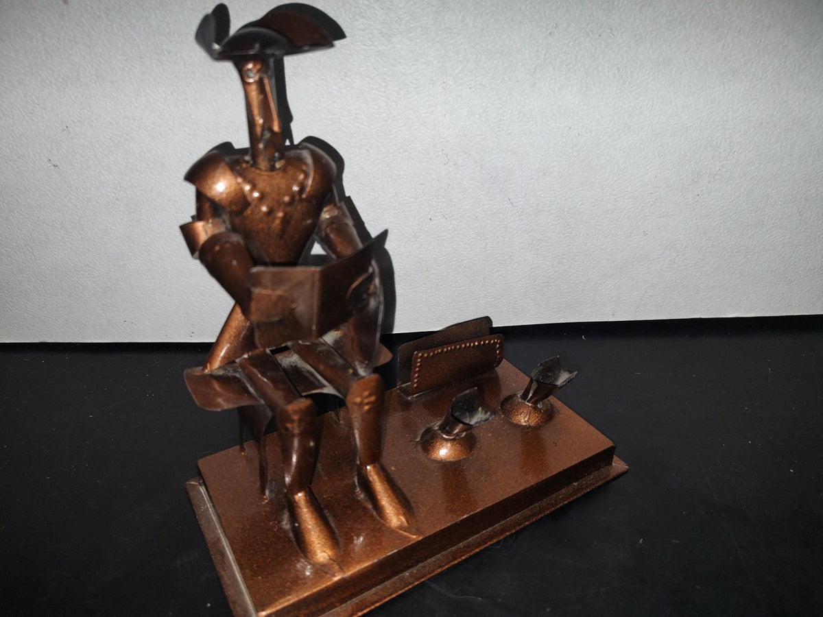 A3- Escultura En Lámina Portabolígrafos: Don Quijote De La Mancha Sentado Leyendo Un Libro - 80'S