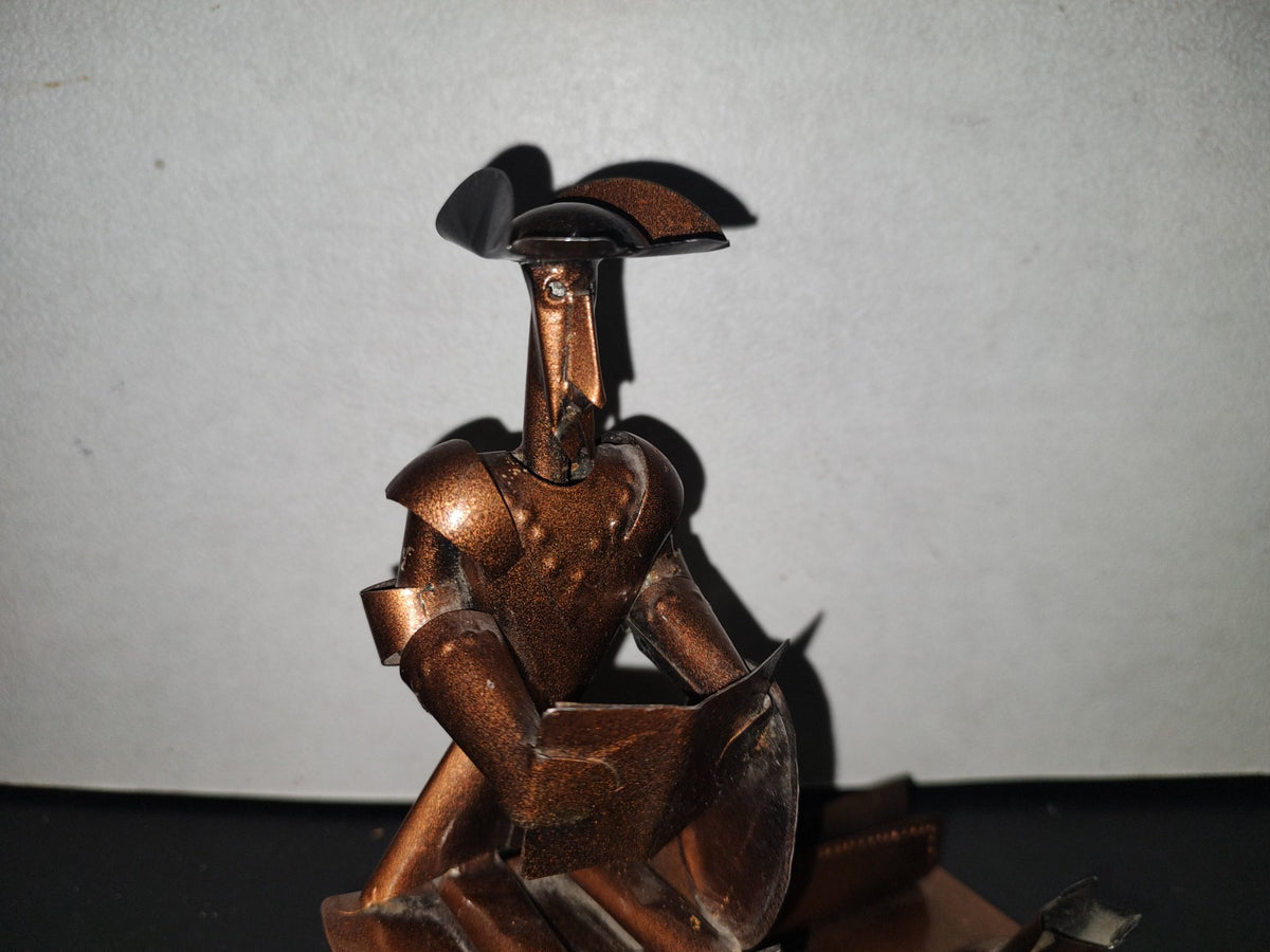 A3- Escultura En Lámina Portabolígrafos: Don Quijote De La Mancha Sentado Leyendo Un Libro - 80'S