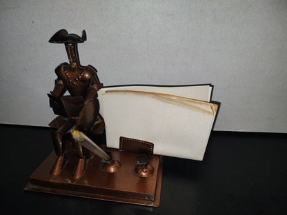 A3- Escultura En Lámina Portabolígrafos: Don Quijote De La Mancha Sentado Leyendo Un Libro - 80'S