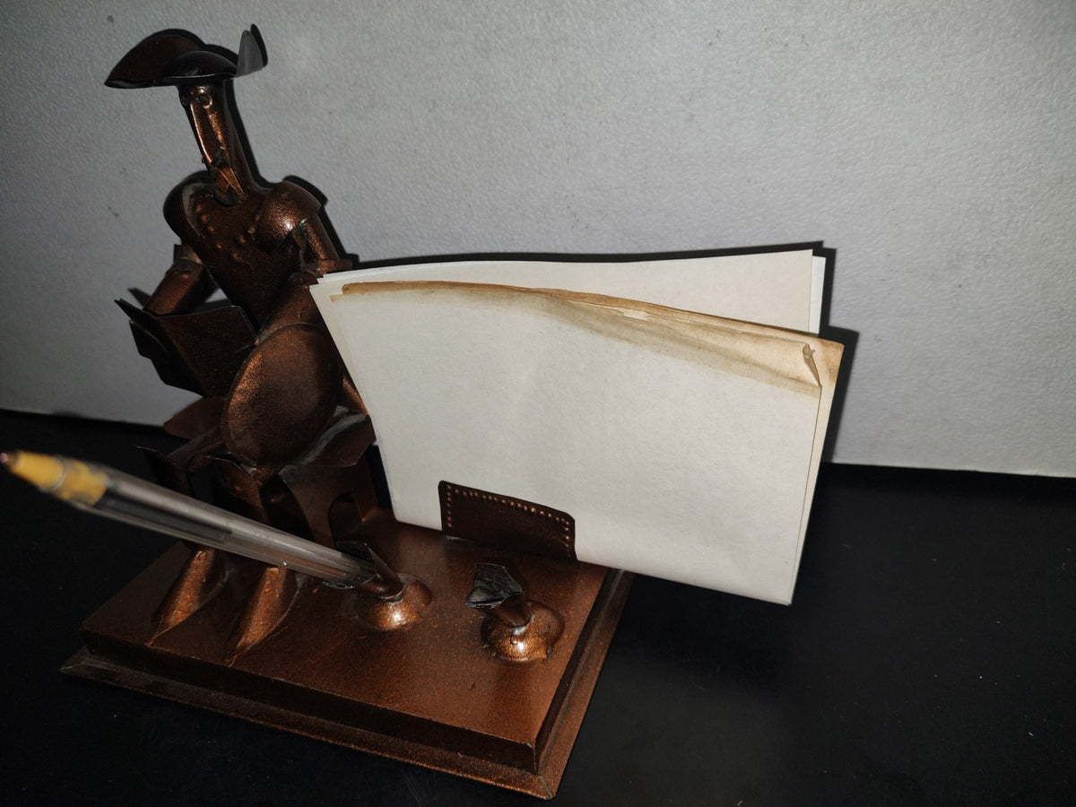 A3- Escultura En Lámina Portabolígrafos: Don Quijote De La Mancha Sentado Leyendo Un Libro - 80'S