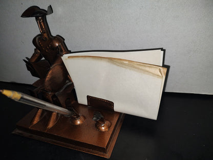 A3- Escultura En Lámina Portabolígrafos: Don Quijote De La Mancha Sentado Leyendo Un Libro - 80'S