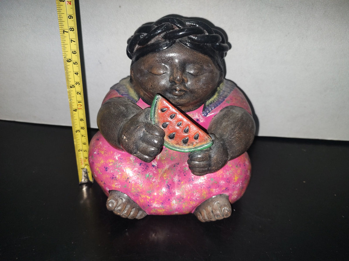 A1- Pieza De Cerámica. Mujer Indígena Con Vestimenta Típica Comiendo Sandía. Estilo Botero - 80'S