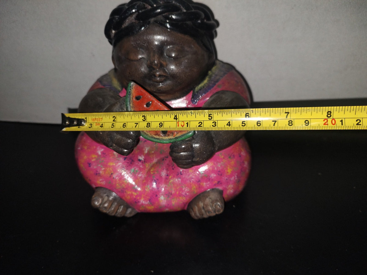 A1- Pieza De Cerámica. Mujer Indígena Con Vestimenta Típica Comiendo Sandía. Estilo Botero - 80'S