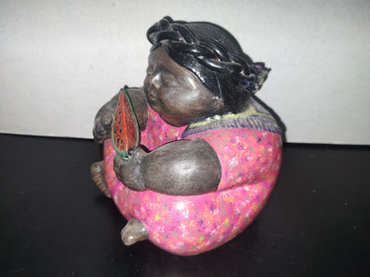 A1- Pieza De Cerámica. Mujer Indígena Con Vestimenta Típica Comiendo Sandía. Estilo Botero - 80'S