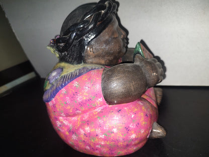 A1- Pieza De Cerámica. Mujer Indígena Con Vestimenta Típica Comiendo Sandía. Estilo Botero - 80'S