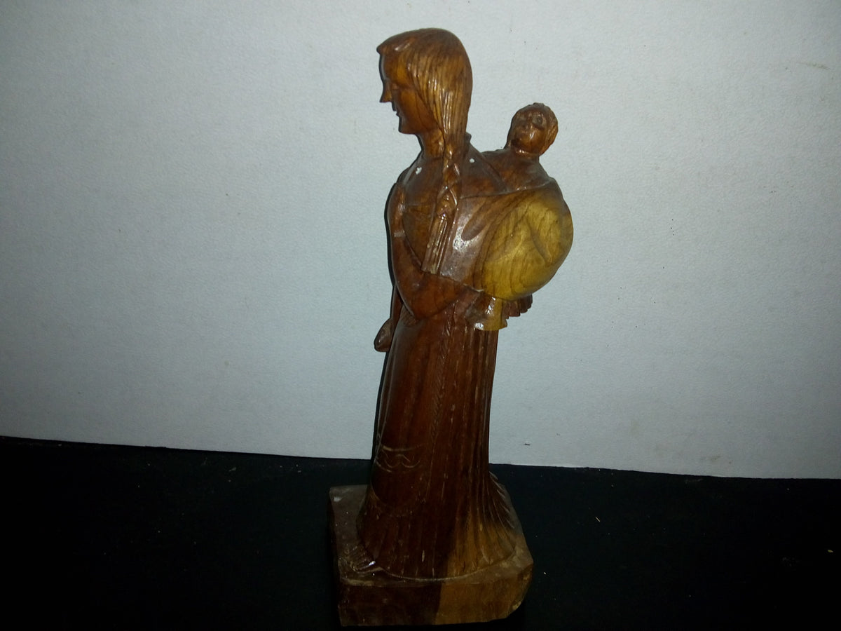 A2- Escultura Tallada En Madera. Mujer Indígena Con Niño En La Espalda - 80's - 90's